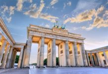 Check in cổng Brandenburg - biểu tượng hòa bình của thủ đô Berlin Đức